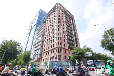 Những dự án của Vạn Thịnh Phát và loạt bất động sản mãi 'đứng hình' ở TP.HCM- Ảnh 4. Dự án khách sạn Senla Boutique Hotel góc đường Hai Bà Trưng - Lê Thánh Tôn, quận 1, TP.HCM bỏ hoang nhiều năm. Hiện công trình này cửa đóng then cài ngay giữa khu san sát các trung tâm thương mại - Ảnh: QUANG ĐỊNH