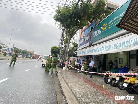 Nổ súng, cướp ngân hàng ở Đà Nẵng, 1 người chết- Ảnh 3. Công an phong tỏa, khám nghiệm hiện trường - Ảnh: LÊ TRUNG
