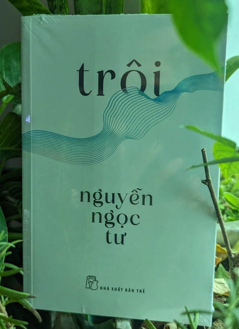 Sách Trôi của nhà văn Nguyễn Ngọc Tư - Ảnh: LINH ĐOAN Sách Trôi của nhà văn Nguyễn Ngọc Tư - Ảnh: LINH ĐOAN