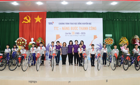 Nhóm thiện nguyện Chia sẻ - Sharing do bà Mai Thị Hạnh - Phu nhân Nguyên Chủ tịch nước CHXHCN Việt Nam Trương Tấn Sang làm đại diện, đồng hành ủng hộ 100 triệu đồng để mua xe đạp với mong muốn giúp con đường đến trường của các em đỡ nhọc nhằn hơn. Ảnh: Đ.H Nhóm thiện nguyện Chia sẻ - Sharing do bà Mai Thị Hạnh - phu nhân nguyên Chủ tịch nước CHXHCN Việt Nam Trương Tấn Sang làm đại diện, đồng hành ủng hộ 100 triệu đồng để mua xe đạp với mong muốn giúp con đường đến trường của các em đỡ nhọc nhằn hơn. Ảnh: Đ.H