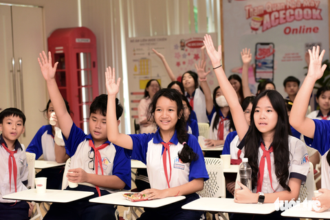 Học sinh hào hứng khi đi tham quan trải nghiệm thực tế- Ảnh 1. Học sinh thích thú tham gia trả lời các câu hỏi liên quan đến nguyên liệu làm ra một gói mì ăn liền khi đi tham quan Nhà máy mì Acecook Việt Nam chiều ngày 22-11 - Ảnh: DUYÊN PHAN