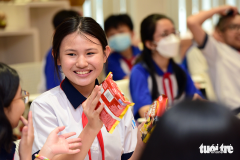 Học sinh hào hứng khi đi tham quan trải nghiệm thực tế- Ảnh 2. Em Vũ An Nhiên thích thú khi tham gia trả lời câu hỏi có quà - Ảnh: DUYÊN PHAN