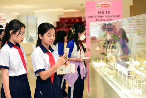 Học sinh hào hứng khi đi tham quan trải nghiệm thực tế- Ảnh 3. Quy trình sản xuất mì ăn liền thu hút sự quan tâm của các em học sinh - Ảnh: DUYÊN PHAN