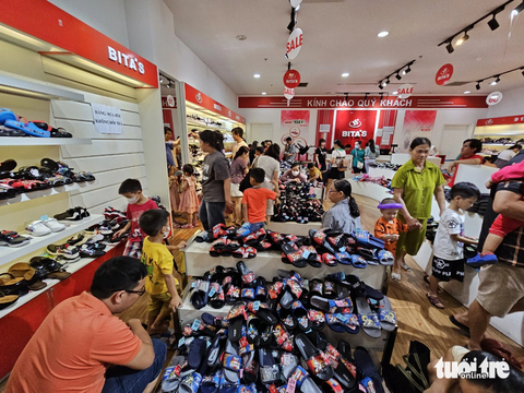 Chưa tới Black Friday, hàng loạt thương hiệu đã tung khuyến mãi khủng- Ảnh 1. Người dân săn sale tại một cửa hàng giày dép bên trong trung tâm thương mại ở TP Thủ Đức khi cửa hàng giảm giá mạnh, có sản phẩm giảm đến 70% - Ảnh: NHẬT XUÂN
