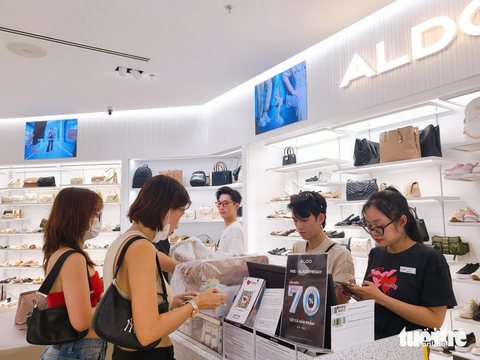 Chưa tới Black Friday, hàng loạt thương hiệu đã tung khuyến mãi khủng- Ảnh 2. Hàng loạt thương hiệu tung khuyến mãi khủng trước ngày Black Friday - Ảnh: NHẬT XUÂN