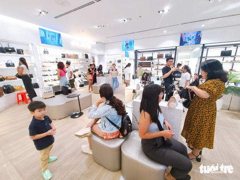 Chưa tới Black Friday, hàng loạt thương hiệu đã tung khuyến mãi khủng- Ảnh 7. Nhân viên bán hàng của một thương hiệu thời trang cho hay năm nay các chương trình sale Black Friday được triển khai sớm hơn và giảm sâu hơn - Ảnh: NHẬT XUÂN