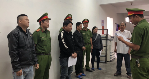 Công an TP Tuy Hòa (Phú Yên) tống đạt các quyết định khởi tố hình sự nhóm đối tượng Công an TP Tuy Hòa tống đạt các quyết định khởi tố, lệnh về biện pháp ngăn chặn đối với các bị can bắt giữ con nợ trái quy định pháp luật - Ảnh: LINH NGUYÊN