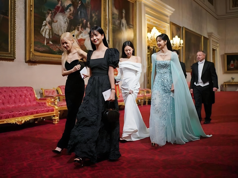 BlackPink bất ngờ được vua Charles III vinh danh trong yến tiệc ở Anh - Ảnh 1. Các thành viên BlackPink xinh đẹp tại Cung điện Buckingham - Ảnh: MTV UK