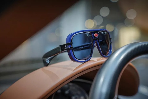 Bugatti công bố bộ quà Giáng sinh, có món gấp đôi Lamborghini Huracan- Ảnh 6. Kính râm Bugatti