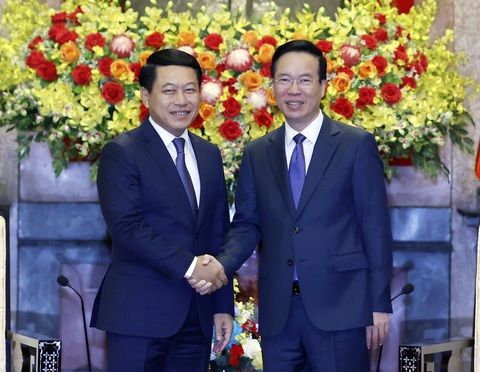 Việt Nam ủng hộ Lào tổ chức thành công năm Chủ tịch ASEAN 2024- Ảnh 1. Chủ tịch nước Võ Văn Thưởng bắt tay Phó thủ tướng, Bộ trưởng Ngoại giao Lào Saleumxay Kommasith - Ảnh: TTXVN