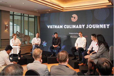 Chẩm chéo, mắc mật vào nhà hàng cùng bò wagyu, thịt heo iberico...- Ảnh 1. Các đầu bếp chia sẻ về kết hợp nguồn nguyên liệu địa phương và ngoại nhập cho món ăn fine-dining - Ảnh: N.BÌNH