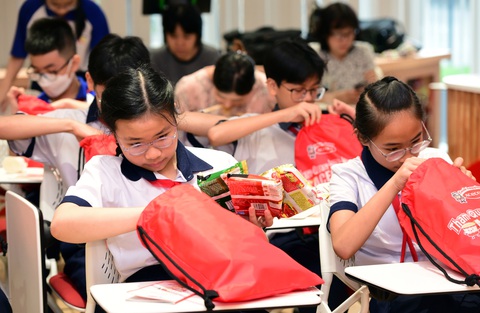 Tham quan thực tế giúp học sinh định hình nghề nghiệp tương lai- Ảnh 2. Học sinh Trường THCS Huỳnh Khương Ninh (quận 1, TP.HCM) nhận quà sau khi tham quan Nhà máy Acecook Việt Nam - Ảnh: DUYÊN PHAN