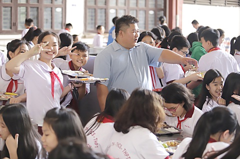 Thầy giám thị Hoàng Văn Hoan trong giờ ăn trưa vui vẻ cùng học sinh - Ảnh: NHƯ HÙNG Thầy giám thị Hoàng Văn Hoan trong giờ ăn trưa vui vẻ cùng học sinh - Ảnh: NHƯ HÙNG