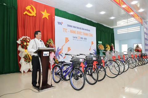 Ông Đặng Văn Thành - Chủ tịch Tập đoàn TTC cho biết Tập đoàn TTC luôn xem đây là một phần trách nhiệm và cam kết tiếp tục đồng hành với địa phương - đặc biệt là quê hương Bến Tre. Ảnh: Đ.H Ông Đặng Văn Thành - chủ tịch Tập đoàn TTC - cho biết Tập đoàn TTC luôn xem đây là một phần trách nhiệm và cam kết tiếp tục đồng hành với địa phương - đặc biệt là quê hương Bến Tre. Ảnh: Đ.H