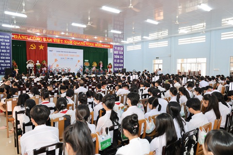 Năm 2023, TTC trao tặng học bổng cho 563 em học sinh tại 10 trường Tiểu học, Trung học cơ sở, Trung học phổ thông thuộc huyện Mỏ Cày Nam và Mỏ Cày Bắc, tỉnh Bến Tre. Ảnh: Đ.H Năm 2023, TTC trao tặng học bổng cho 563 em học sinh tại 10 trường Tiểu học, Trung học cơ sở, Trung học phổ thông thuộc huyện Mỏ Cày Nam và Mỏ Cày Bắc, tỉnh Bến Tre. Ảnh: Đ.H