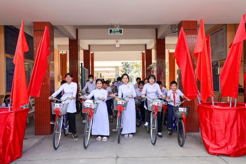 Gương mặt rạng ngời hạnh phúc của các em học sinh khi đón nhận phần quà ý nghĩa từ Tập đoàn TTC. Ảnh: Đ.H Các em học sinh đón nhận phần quà là chiếc xe đạp từ Tập đoàn TTC. Ảnh: Đ.H