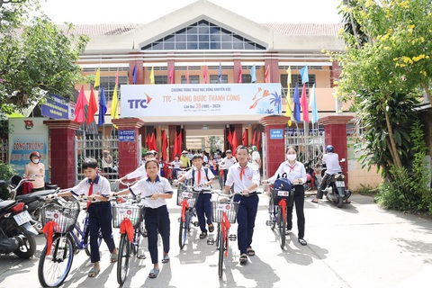 Gương mặt rạng ngời hạnh phúc của các em học sinh khi đón nhận phần quà ý nghĩa từ Tập đoàn TTC. Ảnh: Đ.H Gương mặt rạng ngời hạnh phúc của các em học sinh khi đón nhận phần quà ý nghĩa từ Tập đoàn TTC. Ảnh: Đ.H
