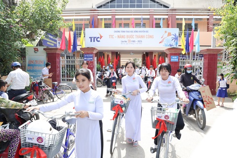 Gương mặt rạng ngời hạnh phúc của các em học sinh khi đón nhận phần quà ý nghĩa từ Tập đoàn TTC. Ảnh: Đ.H Các em học sinh đón nhận phần quà ý nghĩa từ Tập đoàn TTC. Ảnh: Đ.H
