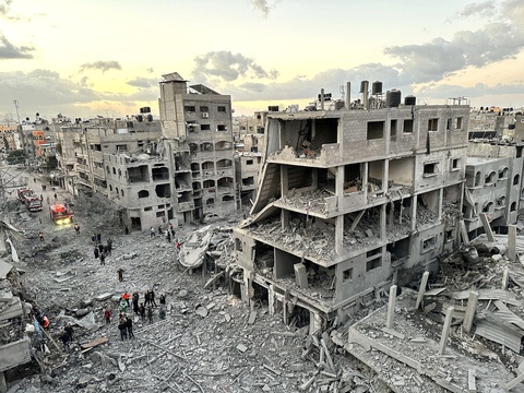 Người dân Palestine đi lại quanh trại tị nạn Jabalia phía bắc Dải Gaza vào ngày 21-11, sau khi khu vực này bị Israel không kích trước đó - Ảnh: REUTERS Người dân Palestine đi lại quanh trại tị nạn Jabalia phía bắc Dải Gaza vào ngày 21-11, sau khi khu vực này bị Israel không kích trước đó - Ảnh: REUTERS