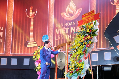 Phó thủ tướng Chính phủ Trần Hồng Hà đánh cồng chiêng khởi động LHP Việt Nam lần thứ 23 - Ảnh: M.V. Phó thủ tướng Chính phủ Trần Hồng Hà đánh cồng chiêng khởi động LHP Việt Nam lần thứ 23 - Ảnh: M.V.
