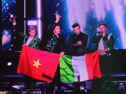 Nam thần Westlife tỏ tình bằng tiếng Việt, fan hú hét khản cổ- Ảnh 2. Phần trình diễn cuối, 4 chàng trai Westlife còn "tung đặc sản" khi giơ cao hai lá quốc kỳ của Việt Nam và Ireland - quê hương của mình - để bày tỏ tình cảm với khán giả