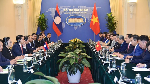 Việt Nam ủng hộ Lào tổ chức thành công năm Chủ tịch ASEAN 2024- Ảnh 4. Bộ trưởng Ngoại giao Bùi Thanh Sơn và Phó thủ tướng, Bộ trưởng Ngoại giao Lào Saleumxay Kommasith tại kỳ họp tham vấn chính trị sáng 22-11 - Ảnh: Bộ Ngoại giao cung cấp