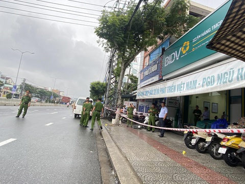Hai nghi phạm nổ súng cướp ngân hàng ở Đà Nẵng khai gì?- Ảnh 2. Hiện trường nơi xảy ra vụ cướp - Ảnh: LÊ TRUNG