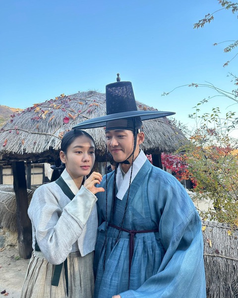 Ahn Eun Jin khẳng định không có cặp đôi nào được 'se duyên' từ Người yêu dấu- Ảnh 6. Ahn Eun Jin và bạn diễn Nam Goong Min trên phim trường Người yêu dấu