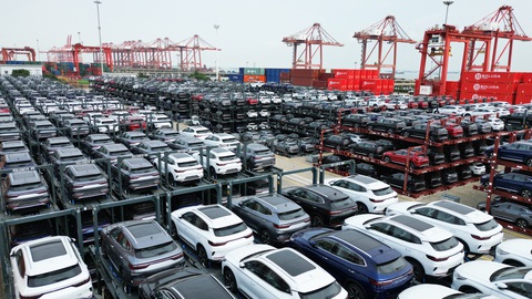 Xe điện của Hãng BYD chờ được xuất khẩu tại cảng Tô Châu, tỉnh Giang Tô, Trung Quốc - Ảnh: AFP Xe điện của Hãng BYD chờ được xuất khẩu tại cảng Tô Châu, tỉnh Giang Tô, Trung Quốc - Ảnh: AFP