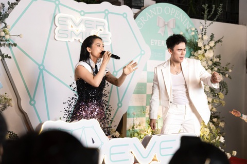 Chị đẹp Phạm Lịch tranh thủ chạy show trước công diễn ‘Đạp gió rẽ sóng’ - Ảnh 3. Phạm Lịch nhiệt tình hát liên tục 4 ca khúc để "đốt cháy" không khí ngày khai trương, trong khi Trần Anh Huy say sưa diễn vũ đạo minh họa