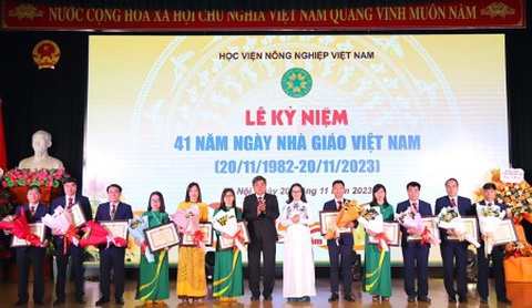 Học viện Nông nghiệp Việt Nam tổ chức Lễ kỷ niệm ngày Nhà giáo Việt Nam 20-11 - Ảnh 2. Đại diện Bộ NN&PTNT và lãnh đạo Học viện Nông nghiệp Việt Nam trao tặng các danh hiệu cho tập thể và cá nhân cán bộ, đã đạt nhiều thành tích cao trong năm học vừa qua