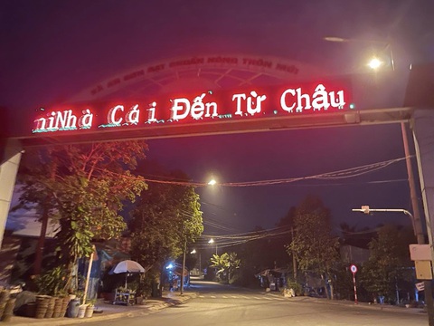 Cổng chào nông thôn mới xuất hiện dòng chữ nghi giới thiệu cá độ bóng đá - Ảnh 1. Dòng chữ lạ nghi giới thiệu cá độ bóng đá xuất hiện trên cổng chào nông thôn mới An Sơn - Ảnh: CTV