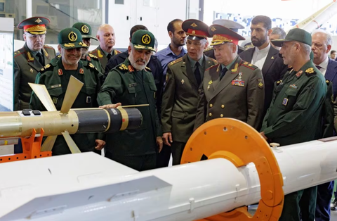 Nhà Trắng: Tập đoàn Wagner sắp cung cấp khí tài phòng không cho Iran hoặc Hezbollah - Ảnh 1. Bộ trưởng Quốc phòng Nga Sergei Shoigu trong chuyến thăm đến Iran vào tháng 9-2023 - Ảnh: REUTERS