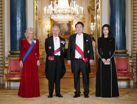 Hoàng hậu Camilla, Vua Charles bên cạnh Tổng thống Yoon Suk-yeol và phu nhân Kim Kun-hee Hoàng hậu Camilla, Vua Charles bên cạnh Tổng thống Yoon Suk Yeol và phu nhân Kim Kun Hee