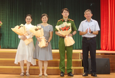 Giới trẻ nhầm lẫn tai hại về thuốc lá điện tử- Ảnh 2. Ông Dương Trí Dũng, phó giám đốc Sở Giáo dục và Đào tạo TP.HCM (bìa phải) tặng hoa cảm ơn các báo cáo viên tại buổi tập huấn ngày 22-11 - Ảnh: H.HG