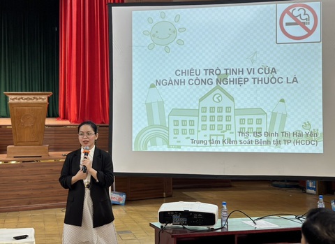Giới trẻ nhầm lẫn tai hại về thuốc lá điện tử- Ảnh 1. BS Đinh Thị Hải Yến, Trung tâm Kiểm soát bệnh tật TP.HCM, cho biết các công ty sản xuất thuốc lá điện tử đã chi khoản tiền khổng lồ cho việc quảng cáo, tiếp thị nhằm thu hút giới trẻ - Ảnh: H.HG