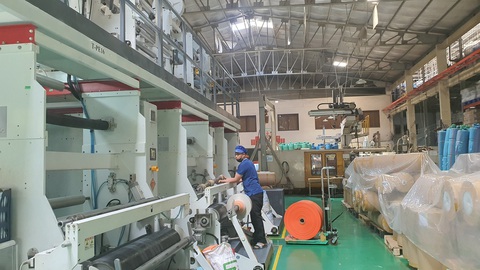 Ngành điện TP.HCM triển khai hiệu quả nhiều giải pháp tiết kiệm điện- Ảnh 1. Doanh nghiệp tại TP.HCM tận dụng ánh sáng tự nhiên để tiết kiệm điện - Ảnh: EVNHCMC