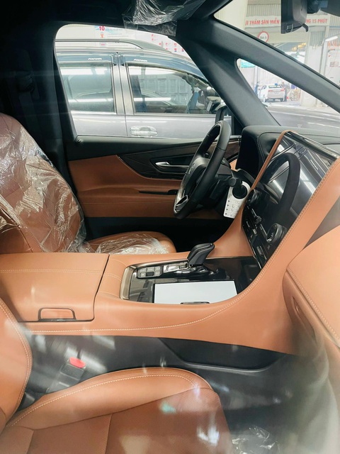Toyota Alphard 2024 ra mắt Việt Nam: Giá như cũ, thêm bản mới tiết kiệm xăng - Ảnh 5. Nội thất Toyota Alphard 2024 trông hiện đại hơn với màn hình 12,3 inch sau vô lăng, màn hình cảm ứng trung tâm đặt nổi cũng tăng kích thước. Một số trang bị tiện nghi cao cấp có ghế thương gia hàng thứ 2 tích hợp thông gió, sưởi, massage, có đệm chân, điều khiển màn hình cảm ứng không dây từ phía sau cho phép chỉnh rèm cửa sổ, rèm trần, điều hòa hay đèn trần, vô lăng tích hợp sưởi, ổ điện 220V công suất tới 1.500W, hệ thống chống ồn chủ động - Ảnh: Đại lý Toyota/Facebook