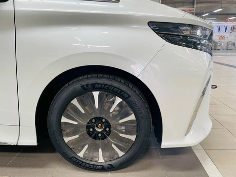 Toyota Alphard 2024 ra mắt Việt Nam: Giá như cũ, thêm bản mới tiết kiệm xăng - Ảnh 3. Mâm giữ nguyên kích thước, thay đổi thiết kế, phối 2 tông màu tương phản. Có 3 màu sơn gồm trắng, đen và nâu ánh vàng - Ảnh: Đại lý Toyota/Facebook