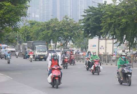 Thời tiết hôm nay 23-11: Nam Bộ sáng sớm mát mẻ, Bắc Bộ tăng nhiệt nhưng còn rét- Ảnh 1. Hôm nay 23-11, thời tiết Nam Bộ trời khá mù - Ảnh: CHÂU TUẤN