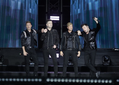 Nam thần Westlife tỏ tình bằng tiếng Việt, fan hú hét khản cổ- Ảnh 1. Nhóm Westlife tái ngộ khán giả Việt tại TP.HCM sau hơn 10 năm
