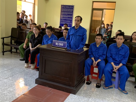 Tổ chức sinh nhật bằng ma túy, 6 bị cáo lãnh hơn 40 năm tù - Ảnh 1. Các bị cáo bị tuyên phạt hơn 40 năm tù do tổ chức chơi ma túy tại quán karaoke - Ảnh: THANH PHONG