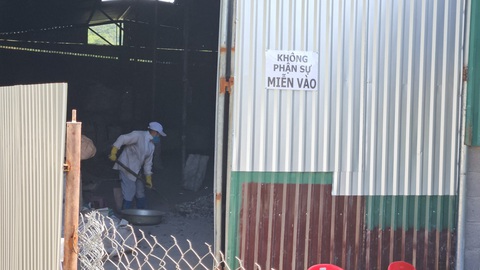 Hai lò đốt thải khói, người dân đóng kín cửa cả ngày đêm- Ảnh 4. Công nhân hoạt động bên trong cơ sở đốt nhôm - Ảnh: MINH CHIẾN