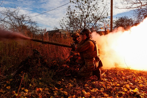 Lực lượng Ukraine tấn công về phía binh lính Nga ở khu vực miền đông Ukraine ngày 11-11 - Ảnh: REUTERS Lực lượng Ukraine tấn công về phía binh lính Nga ở khu vực miền đông Ukraine ngày 11-11 - Ảnh: REUTERS