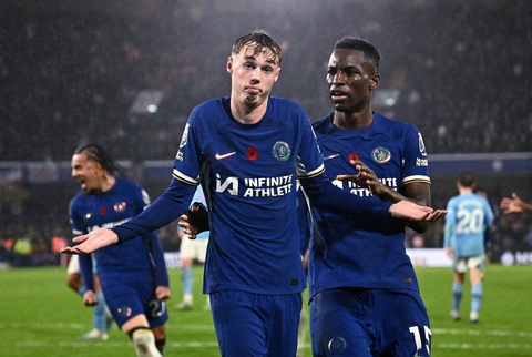 Tin tức thể thao sáng 23-11: Ferguson ủng hộ Jim Ratcliffe, Tottenham nguy cơ bị trừ điểm- Ảnh 3. Palmer (trái) tỏa sáng trong màu áo Chelsea - Ảnh: REUTERS