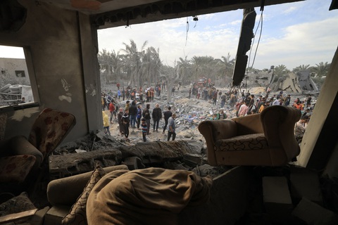 Thấp thỏm đợi thả con tin ở Gaza và tù nhân Palestine- Ảnh 2. Người Palestine đánh giá thiệt hại sau vụ không kích của Israel vào Khan Yunis, phía nam Dải Gaza trong ngày 22-11. Đến nay, vẫn chưa có thông tin chính xác về thời gian lệnh ngừng bắn có hiệu lực - Ảnh: AFP