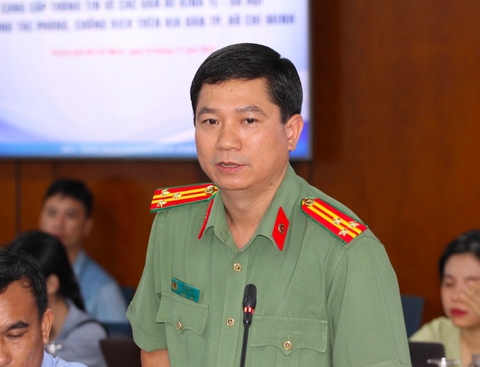 Vụ nam sinh lớp 10 tử vong: Hai học sinh lái xe chưa đủ tuổi, vượt không an toàn- Ảnh 1. Thượng tá Lê Mạnh Hà - phó trưởng Phòng tham mưu Công an TP.HCM - thông tin tại họp báo - Ảnh: T.N