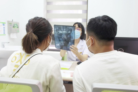 Căn bệnh từng là nan y, nay lại được mệnh danh là 'kẻ trá hình hoàn hảo'- Ảnh 1. Bác sĩ thăm khám cho bệnh nhân - Ảnh: DƯƠNG LIỄU