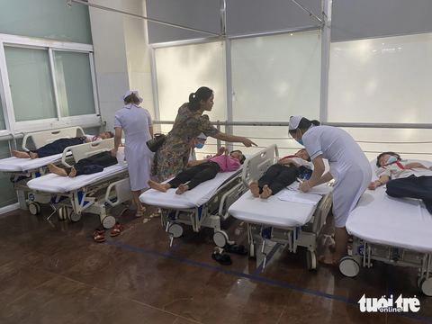 Uống trà sữa, 17 học sinh nghi bị ngộ độc thực phẩm- Ảnh 1. Các em học sinh lớp 5B Trường tiểu học Lý Thường Kiệt được các bác sĩ theo dõi sức khỏe - Ảnh: THẾ THẾ