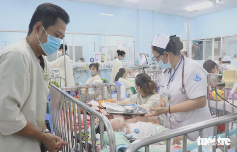 Sở Y tế công bố nguyên nhân tăng bệnh viêm hô hấp ở trẻ tại TP.HCM- Ảnh 1. Trẻ bị viêm hô hấp nặng điều trị tại khoa hô hấp Bệnh viện Nhi đồng 1 (TP.HCM) - Ảnh: XUÂN MAI